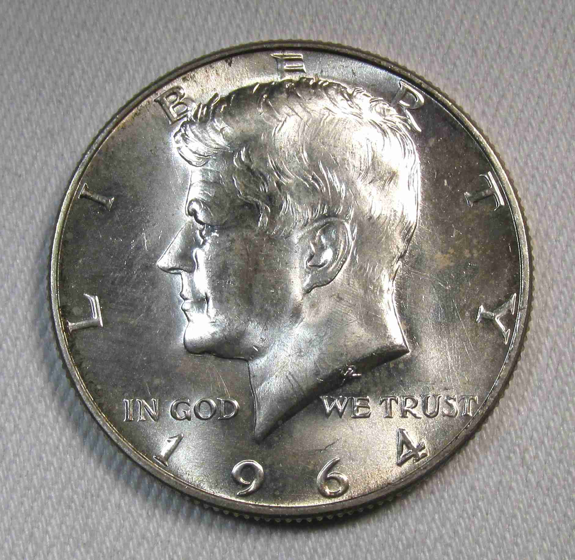 1964-D Silver Kennedy Half Dollar VCH UNC+ Coin AT590